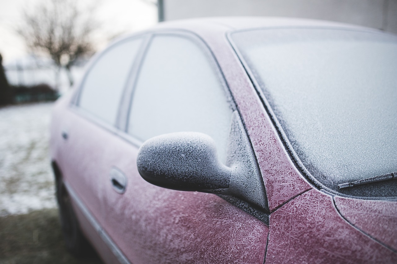 Tür gefroren, Batterie leer: Fünf frostige Autonotfälle und was Sie dagegen tun können